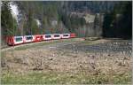 GlacierExpress 910 mit Ge 4/4 II 623  Bonaduz  in der Rheinschlucht zwischen Valendas-Sagogn und Versam-Safien.