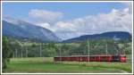 RE1240 mit Ge 4/4 II 617  Ilanz  hat die Rheinschlucht bei Castrisch verlassen.