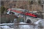 RE1257 aus Disentis mit der Ge 4/4 II 627  Reichenau-Tamins  berquert den Vorderrhein  kurz vor der gleichnamigen Station Reichenau-Tamins.