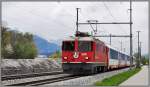 Der neue Erdwall beim Bahnhof Felsberg soll den GlacierExpress 910 mit der Ge 4/4 II 624  Celerina/Schlarigna  vor der Schlammflut aus dem Pargheratobel schtzen.