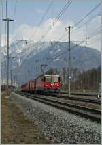 Die RhB Ge 4/4 II 621 mit einem RE Richtung Disentis bei Felsberg.