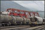 Ge 4/4 II 623  Bonaduz  und 629  Tiefencastel  berqueren die SBB-Geleise beim Holcim Bahnhof in Untervaz.