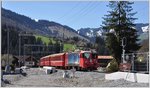 RE1245 nach Scuol-Tarasp mit Ge 4/4 II 617  Ilanz  fährt in den im Umbau befindlichen Bahnhof Küblis ein.