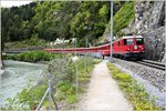 RE1744 mit Ge 4/4 II 614  Schiers  bei der Hochwassermarkierung zwischen Trin und Reichenau-Tamins.