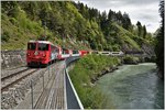 Ge 4/4 II 615  Klosters  mit GEX903 bei der Hiochwassermarke zwischen Reichenau und Trin.(18.05.2016)