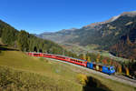 Ge 4/4 III 652 mit einem Regio am 15.10.2017 bei Cavadürli.