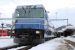 RhB Ge 4/4 III 649  Lavin  mit 20Minuten-Werbung und dem RE nach Chur in St. Moritz. 14.02.2014