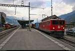 Güterzug mit Ge 6/6 II 706  Disentis/Mustér  der Rhätischen Bahn (RhB) durchfährt den Bahnhof Landquart (CH) in nördlicher Richtung.