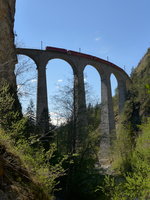 Egal ob aus Richtung Süden, Westen oder hier aus Richtung Osten gesehen, der Landwasserviadukt ist und bleibt ein imposantes Bauwerk. Die Ge 6/6 II 707  Scuol  ist hier mit dem RE 1137 (Chur - St.Moritz)zu sehen. 
(06. Mai 2016)