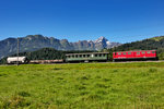 Ge 6/6 II fährt mit einem historischen RhB Personenwagen und Gütern in Thusis vorüber.Bild vom 23.6.2016