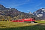 Re 6/6 II 704  Davos  fährt mit einem Re in Bonaduz vorüber.Bild vom 31.10.2016  