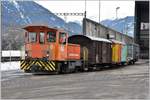 Tm 2/2 88 rangiert Schmalspurwagen und mit dem Kupplungswagen gleichzeitig normalspurige Wagen bei A&M Recycling in Untervaz-Trimmis. (31.01.2017)