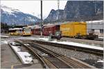 Postgelb und RhBrot treffen sich am Bahnhof Untervaz-Trimmis.