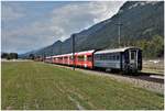 IR1137 nach St.Moritz mit ABe 8/12 3508 und Alvra-Wagen + WR bei Felsberg.