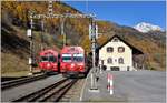 R1940 nach Scuol-Tarasp mit Stwg 1757 kreuzt in Susch den Gegenzug R1937 nach Pontresina mit Stwg 1754. (31.10.2017)