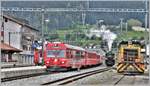 RE1056 mit Steuerwagen 1754, Dampfzug 2056 mit G 4/5 107  Albula  und Gmf 4/4 243 in Klosters Platz.