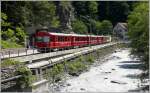 R1436 mit Steuerwagen 1701  und Aussichtswagen am Schluss fhrt an der ehemaligen Haltestelle Sassal vorbei Richtung Chur.