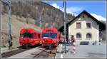 R1933 mit Steuerwagen 1758 kreuzt in Susch mit R1936 mit Steuerwagen 1752.