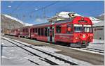 R1937 von Scuol nach Pontresina mit Steuerwagen 1752 und Schieblok 620  Zernez  in Bever.