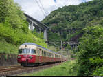 Der SBB Historic RAe TEE II 1053 auf der Fahrt von Zürich nach Lugano am 14. Mai 2017 in der Biaschina.