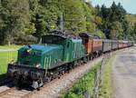 SBB Historic  Krokodil  Be 6/8 III Nr. 13302 und SBB Historic Be 4/6 Nr. 12320  Rehbock  verkehren mit einem historischen Extrazug am Mittag des 7. Oktober 2017 bei der Herbstausfahrt unter blauem Himmel zwischen Schmerikon und Bollingen.