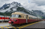 Der SBB Historic RAe TEE II präsentiert sich am 4. Juni 2016 an der Rollmaterialausstellung zur Eröffnung des Gotthard Basistunnels vor dramatischer Kulisse in Erstfeld.
