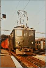 SBB Brnig Deh 4/6 908 mit schon Rot lackierten Brnig Wagen in Luzern am 11. Dez. 1984