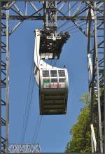 Die Besonderheit der Cardada Luftseilbahn sind zwei Sttzen, bei denen die Seillenkung aufgehngt ist und die Kabinen durch den Mast in umgekehrter U-Form hindurchfahren.