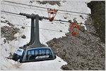 Die 17 orangen Tragseilreiter dienen der Stabilisierung der 1.7km langen stützenlosen Bahn über dem Urdental. (06.07.2016)