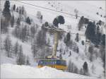 Man hat fast das Gefhl, dass der Schnee in den Himmel wchst. Diavolezza Luftseilbahn fotografiert aus dem R1621 nach Ospizio Bernina. (02.03.2009)