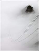 Seile, im Nebel verschwindend -     Durchhängende Seile der Luftseilbahn von Sörenberg zum Brienzer Rothorn.