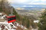 Die eine Kabine der Luftseilbahn Adliswil-Felsenegg erreicht soeben die Bergstation Felsenegg. Aufnahme nach Wanderung mit Blick Richtung Zürich und Zürichsee am 04. Jan. 2015, 15:57