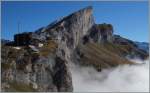 Das Nebelmeer brandet an die Felsen der Gemmikette, während die Seilbahn ihr Ziel in Kürze erreichen wird.