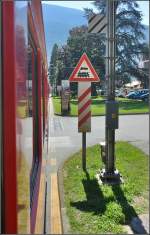 Obwohl von Beginn an mit elektischem Betrieb ausgestattet, wird hier nebst Automobilen auch die Berninabahn vor Dampfloks gewarnt...