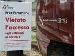 Vietato l`accesso, das nimmt in Italien niemand wrtlich und so durften auch zur Besichtigung des neuen ETR245 die Geleise berschritten werden. (08.05.2010)