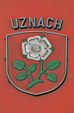 Dieses Wappen von Uznach ziert die Re 6/6 11684. Die Aufnahme stammt vom 20.11.2016.