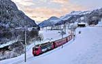 Am Abend des 13.12.2017 fährt die Ge 4/4 II 615 mit einem Re aus Disentis nach Chur in Rueun vorüber.