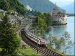 Ein IC in Richtung Genve passiert am 02.08.08 das Chteau de Chillon am Genfer See, Steuerwagen voraus.