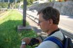 Akribisch prft der Bahnbilder.de-Fotograf die Einhaltung des Fahrplans am Chteau de Chillon! 28.08.2008