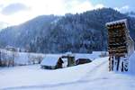 Ein BLS  Lötschberger  tief unten im Tal an der Grenze zwischen den sehr unterschiedlichen Kantonen Bern und Luzern.