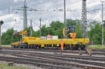 Zweiweg- Bagger 9903 575-5 zusammen mit dem Güterwagen 3940 055-1 und dem Kleinwagen 34.1.