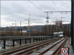 Schön ist anders -

Kurz vor der Hoch-Station Glatt überquert ein Cobra-Tram der Glattalbahn auf einer Viaduktstrecke die dortige Autobahn. Das Glattal im Nordwesten von Zürich wird immer mehr zugebaut. Auch zahlreiche Verkehrswege bestimmen das Bild. Die Haltestelle Glatt erschließt unter anderem ein neu städtisches Viertel vom früher eher dörflichen Wallisellen.

14.03.2019 (M)