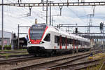 RABe 523 044, auf der S3, verlässt den Bahnhof Pratteln.