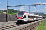 RABe 523 069, auf der S3, verlässt den Bahnhof Gelterkinden.