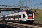 RABe 522 205 auf der S1 fährt beim Bahnhof Muttenz ein.