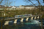 Ein GTW als S33 auf der Rheinfallbrücke zwischen Schloss Laufen und Neuhausen am 07.04.2018.