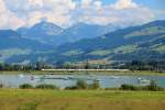 SBB Triebzüge DTZ RABe 514 in doppelter Ausführung sind unterwegs zwischen Pfäffikon SZ und Rapperswil-Jona SG.