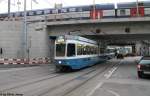 S-Bahn und Tram am 24.1.2015 beim Bahnhof Oerlikon, wo die beiden Be 4/6 2024 + 2013 den Bahnhof Oerlikon unterqueren, während oben eine S8 nach Weinfelden steht.