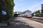 Fast schon idyllisch mutet der Bahnhof Zürich Enge an. Ein RABe 514 verlässt soeben als S24 in Richtung Zug den Bahnhof. 30.08.2017