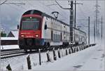 514 053-8 ist als S2 nach Zürich Flughafen unterwegs zwischen Schübelbach-Buttikon und Siebnen-Wangen.